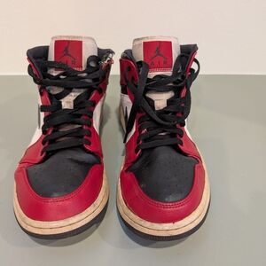 Air Jordan 1 Mid Chicago Black Toe - Size 8.5